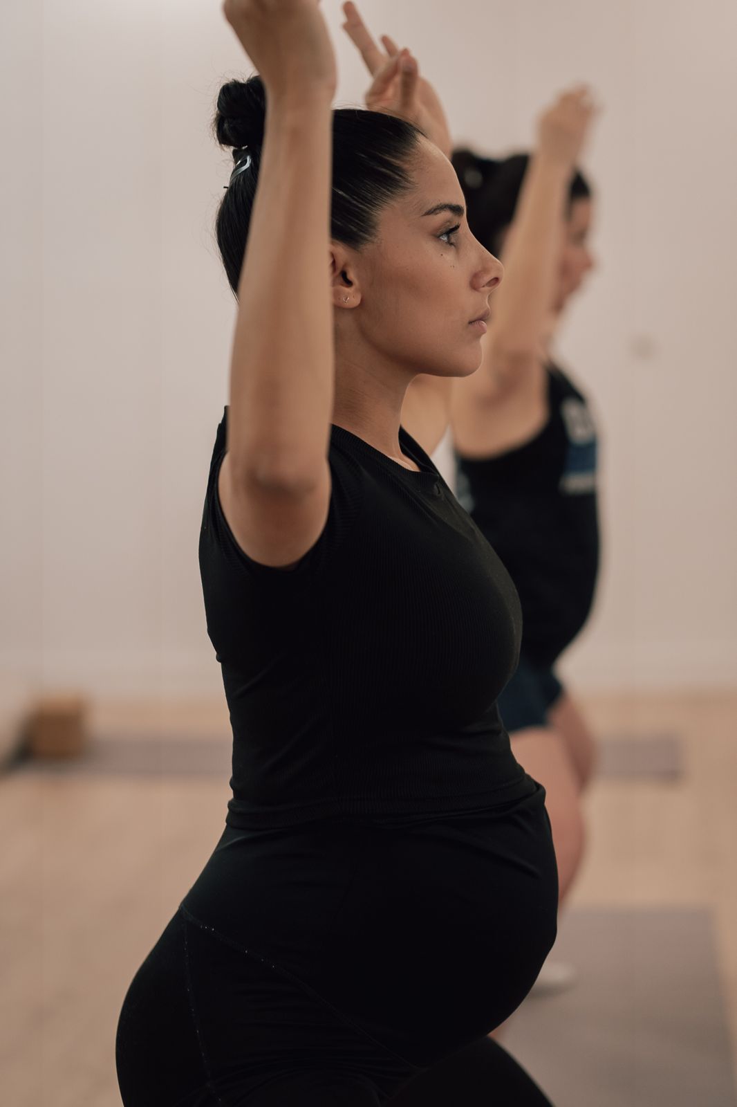 Mujer embarazada practicando yoga prenatal en la sala de Shanti Yoga