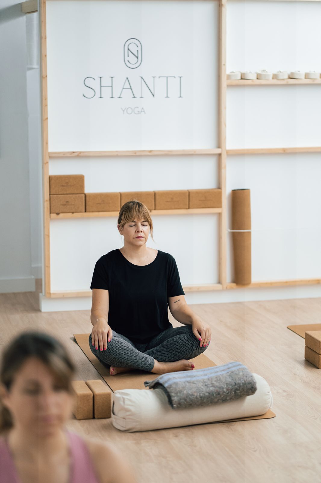 Una alumna medita en el estudio de Shanti Yoga